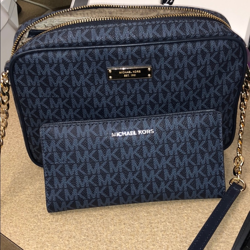 SOLD😍Beautiful MK set! IN GREAT CONDITION